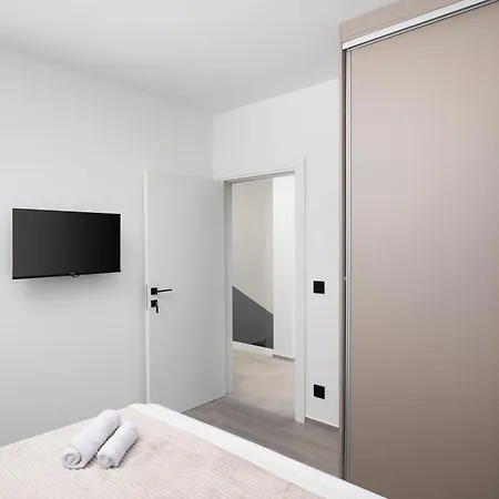 Lumea - 4 Bedroom With Pool * Pula