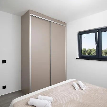 Lumea - 4 Bedroom With Pool * Pula
