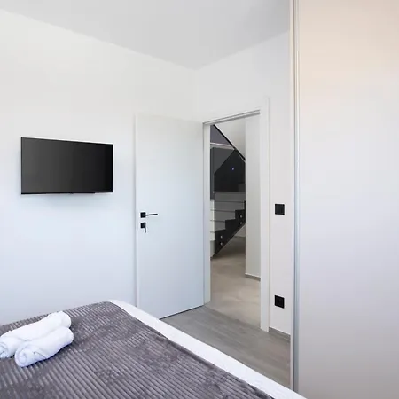 Lumea - 4 Bedroom With Pool * Pula