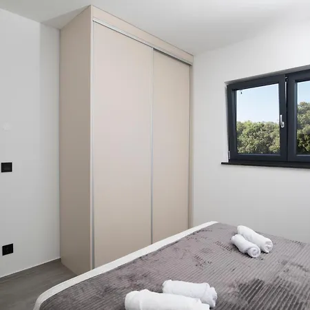 Lumea - 4 Bedroom With Pool Pula