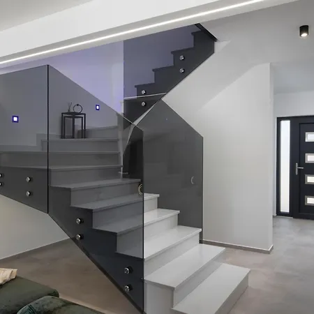 Lumea - 4 Bedroom With Pool 别墅