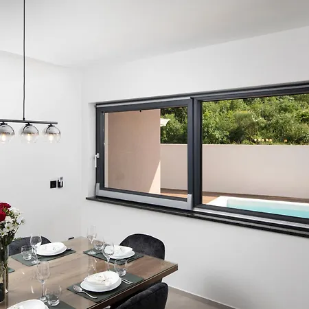 Lumea - 4 Bedroom With Pool