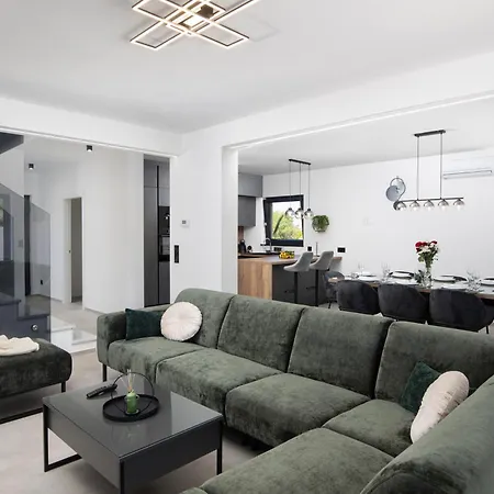 Lumea - 4 Bedroom With Pool Pula