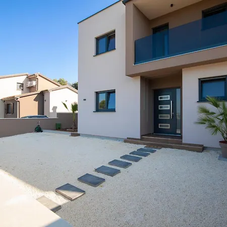 Lumea - 4 Bedroom With Pool 普拉