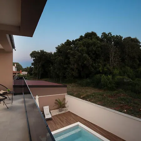 Lumea - 4 Bedroom With Pool Pula