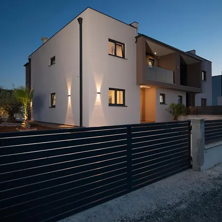 Lumea - 4 Bedroom With Pool 别墅