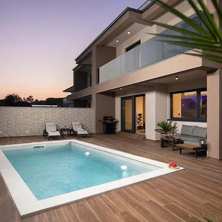 Lumea - 4 Bedroom With Pool Villa Pula
